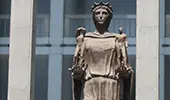 Statua della giustizia tribunale di Catania
